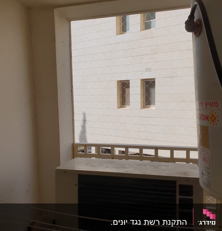 רשת למניעת כניסת יונים על חלון מרפסת